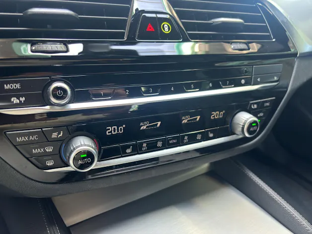 BMW 520d xDrive paddles