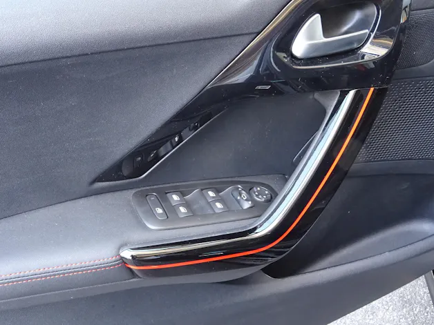 Peugeot 208 1.2 PureTech Roland Garros EAT6