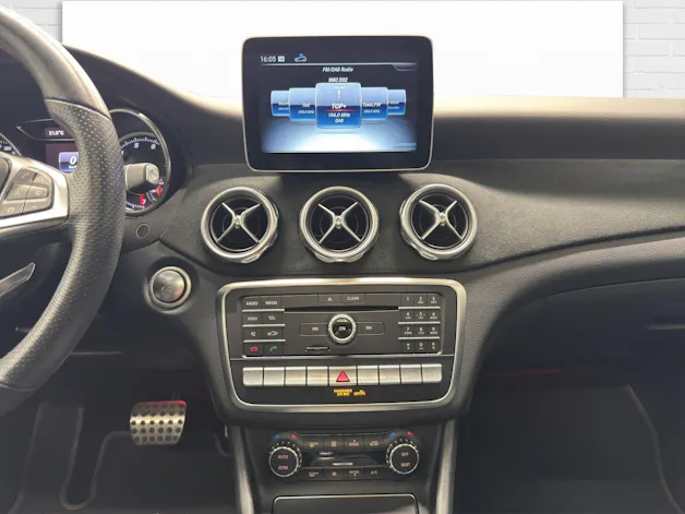 Mercedes-Benz GLA 250 Swiss Star AMG Line