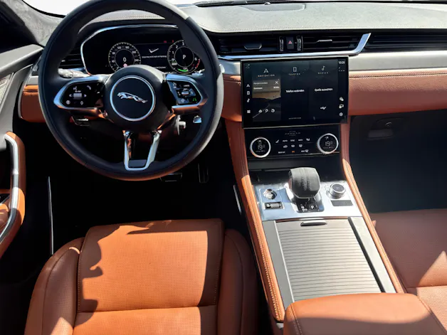 Jaguar F-Pace 2.0 P400e R-Dynamic HSE 90th Anniversary Ed. AWD / ab 3,99% Leasing bei Abschluss einer Protect Autoversicherung