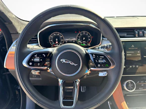 Fahrzeugbild JAGUAR F-Pace 2.0 P400e R-Dynamic HSE 90th Anniversary Ed. AWD / ab 3,99% Leasing bei Abschluss einer Protect Autoversicherung