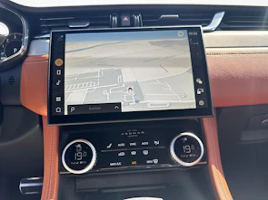Fahrzeugbild JAGUAR F-Pace 2.0 P400e R-Dynamic HSE 90th Anniversary Ed. AWD / ab 3,99% Leasing bei Abschluss einer Protect Autoversicherung