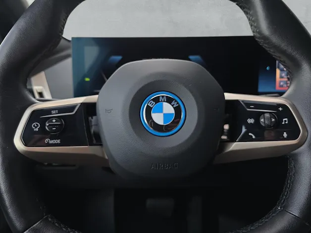 BMW iX xDrive40 M Sport i20 (CH)  AHK 2.5T ** Action de Leasing à 0.9% **