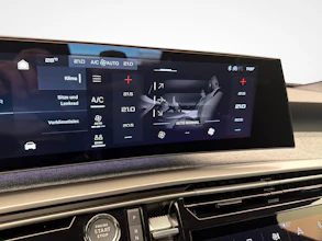 https://vehicle.imgix.net/4330442/744e32ec-290d-485f-97e5-9a29b4a9f7c1.jpg