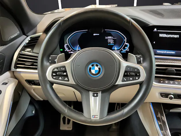 BMW X5 45e xDrive Attraktiven Leasingzinssatz ab 0.9 % bei Abschluss einer BMW Fahrzeugversicherung