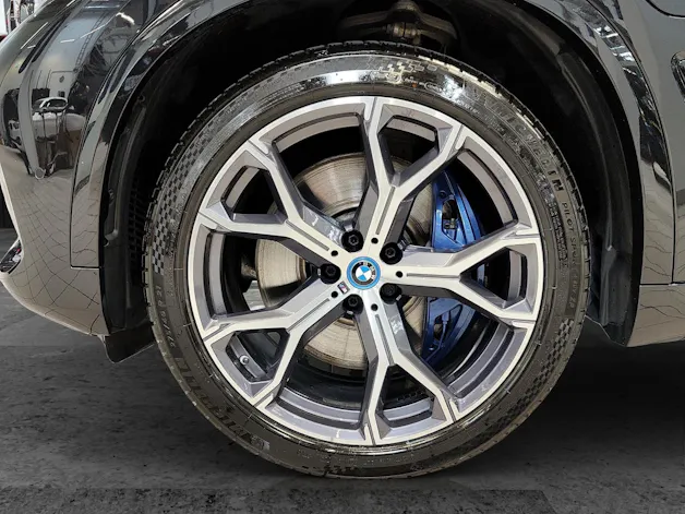 BMW X5 45e xDrive Attraktiven Leasingzinssatz ab 0.9 % bei Abschluss einer BMW Fahrzeugversicherung