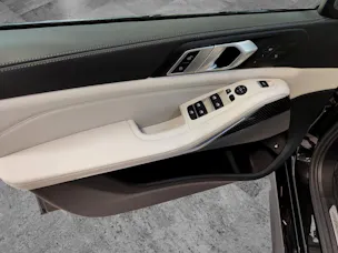 BMW X5 45e xDrive Attraktiven Leasingzinssatz ab 0.9 % bei Abschluss einer BMW Fahrzeugversicherung