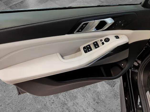 BMW X5 45e xDrive Attraktiven Leasingzinssatz ab 0.9 % bei Abschluss einer BMW Fahrzeugversicherung