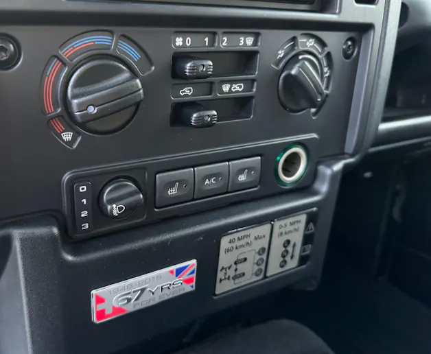 Land Rover Defender 90 2.2 TD4 Station Wagon Legend