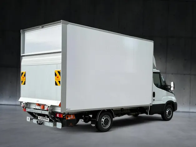 Iveco MY24 35S18HA8 RS 3750 mit Koffer/Hebebühne-Aufbau
