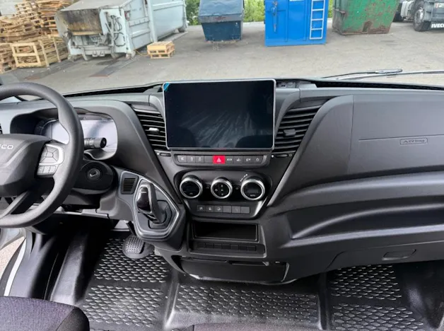Iveco MY24 35S18HA8 RS 3750 mit Koffer/Hebebühne-Aufbau