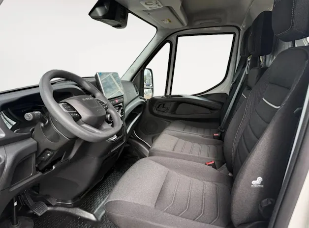 Iveco MY24 35S18HA8 RS 3750 mit Koffer/Hebebühne-Aufbau