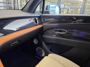 Bentley Bentayga EWB V8 Azure/ 1.9% Leasing möglich.