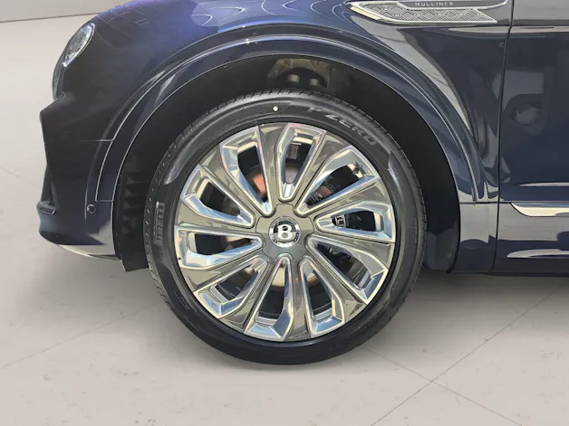 Bentley Bentayga EWB V8 Azure/ 1.9% Leasing möglich.