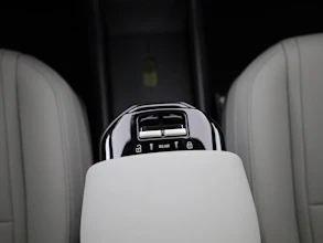 https://vehicle.imgix.net/4332947/f4ef310b-46b7-4ce8-8aa2-7c8dd0a8b88d.jpg