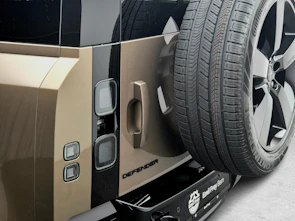 immagine del veicolo LAND ROVER Defender 110 3.0 D I6 350 X-Dynamic HSE ab 1.99% Leasing CHF 10'000.- Eintauschprämie