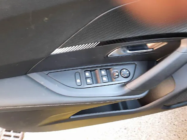 Peugeot 2008 1.2 Hybrid 145 GT