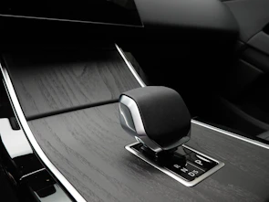 Fahrzeugbild LAND ROVER Range Rover Evoque 1.5 T 270e Hoxton Edition