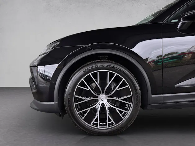 PORSCHE Macan 4