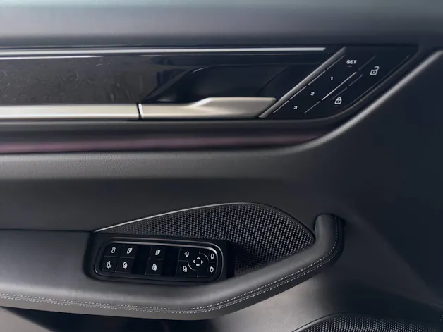 PORSCHE Macan 4