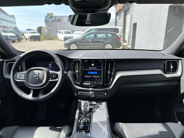 Volvo XC60 B5 Benzin Mild Hybrid AWD Plus Dark Geartronic