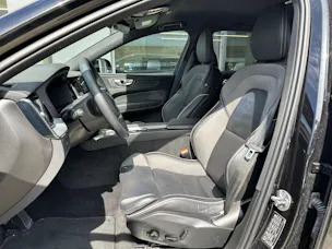 Volvo XC60 B5 Benzin Mild Hybrid AWD Plus Dark Geartronic
