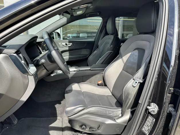 Volvo XC60 B5 Benzin Mild Hybrid AWD Plus Dark Geartronic
