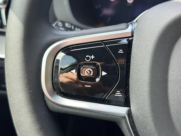 Volvo XC60 B5 Benzin Mild Hybrid AWD Plus Dark Geartronic