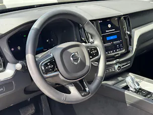 Volvo XC60 B5 Benzin Mild Hybrid AWD Plus Dark Geartronic