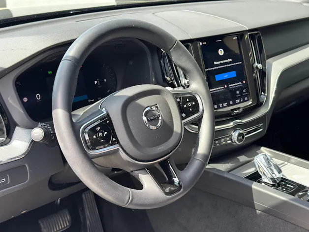 Volvo XC60 B5 Benzin Mild Hybrid AWD Plus Dark Geartronic