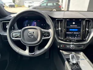 Volvo XC60 B5 Benzin Mild Hybrid AWD Plus Dark Geartronic