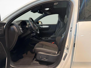 image du véhicule VOLVO XC40 2.0 B3 MH Plus Dark