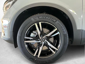 Fahrzeugbild VOLVO XC40 2.0 B3 MH Plus Dark