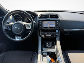 immagine del veicolo JAGUAR F-Pace 2.0 D 180 90YRS Celebration Edition AWD