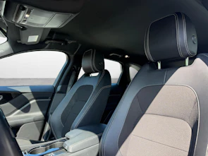 immagine del veicolo JAGUAR F-Pace 2.0 D 180 90YRS Celebration Edition AWD