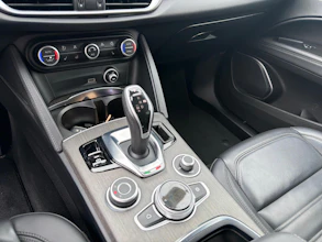 https://vehicle.imgix.net/4334564/b45c5aea-08ba-43bd-9713-04b6246d6854.jpg