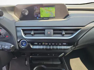 Lexus UX 250h Comfort / ab 3,99% Leasing bei Abschluss einer Protect Autoversicherung