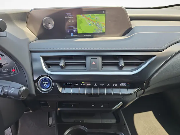 Lexus UX 250h Comfort / ab 3,99% Leasing bei Abschluss einer Protect Autoversicherung