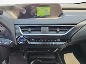 Fahrzeugbild LEXUS UX 250h Comfort / ab 3,99% Leasing bei Abschluss einer Protect Autoversicherung