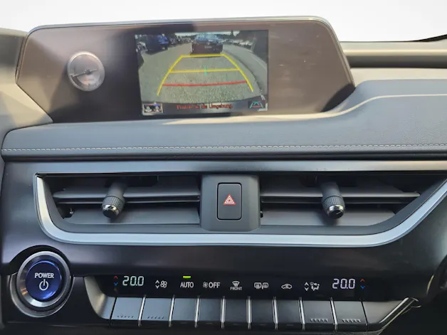Lexus UX 250h Comfort / ab 3,99% Leasing bei Abschluss einer Protect Autoversicherung