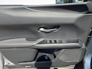 Lexus UX 250h Comfort / ab 3,99% Leasing bei Abschluss einer Protect Autoversicherung