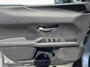 Fahrzeugbild LEXUS UX 250h Comfort / ab 3,99% Leasing bei Abschluss einer Protect Autoversicherung