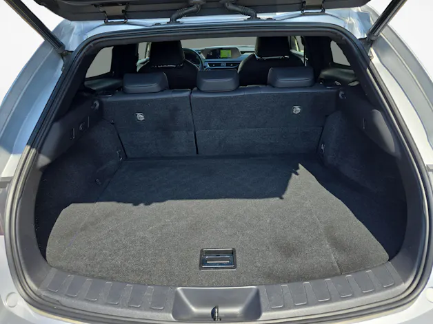 Lexus UX 250h Comfort / ab 3,99% Leasing bei Abschluss einer Protect Autoversicherung