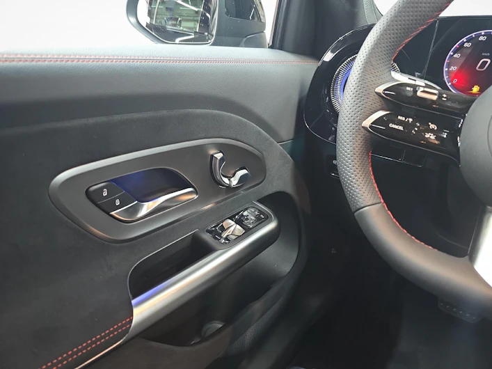 image du véhicule MERCEDES-BENZ GLB 220