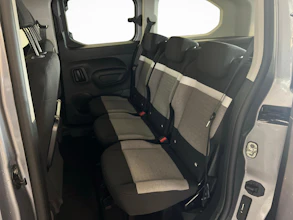 https://vehicle.imgix.net/4338322/c70dd623-0a38-40c8-87ee-bd8493212737.jpg
