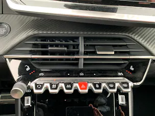 Peugeot 208 1.2 MHEV 145 GT