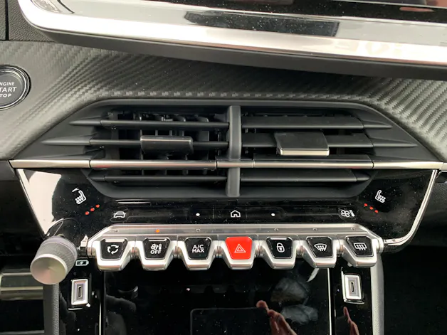 Peugeot 208 1.2 MHEV 145 GT