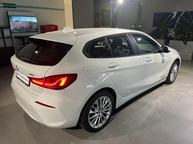 BMW 118i Essential Edition Steptronic
