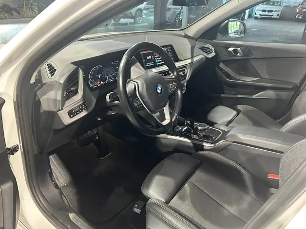 BMW 118i Essential Edition Steptronic