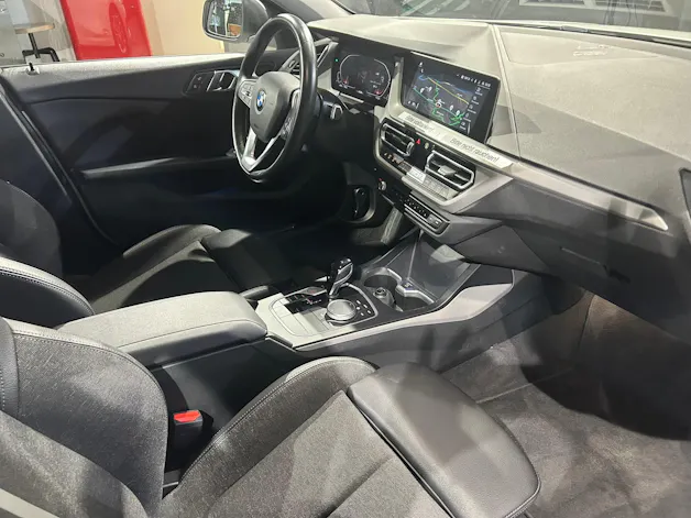 BMW 118i Essential Edition Steptronic